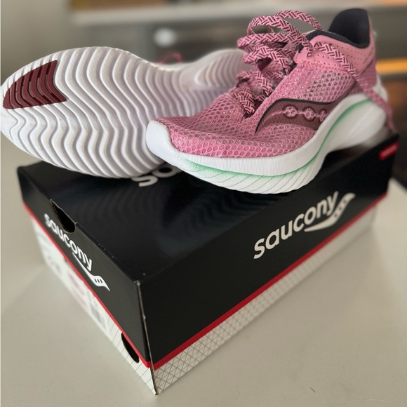 Saucony Kinvara 14. Size 5. Peony | Spring. Never been worn! - Picture 2 of 4